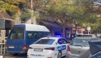 Plagosi me thikë 26-vjeçarin në Tiranë të dënuar për vjedhje, arrestohet autori i dyshuar