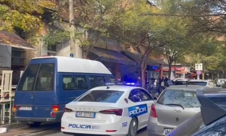 Plagosi me thikë 26-vjeçarin në Tiranë të dënuar për vjedhje, arrestohet autori i dyshuar