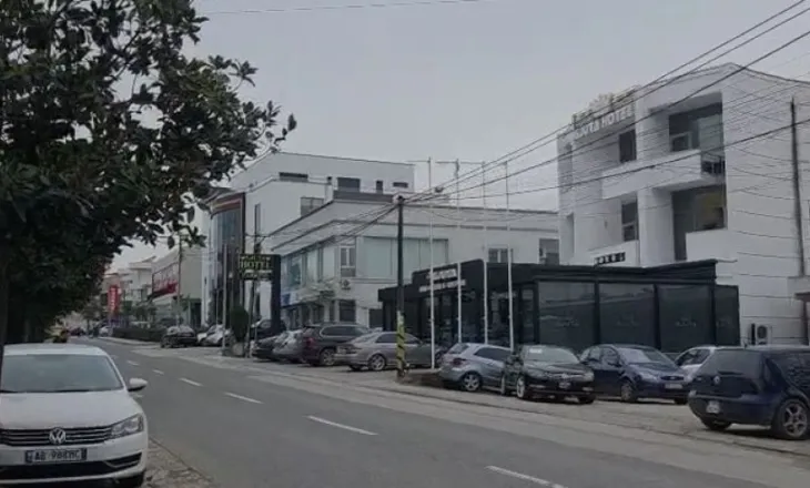 Plagosja e 18-vjeçares në hotelin në Sauk, arrestohen babai dhe kushëriri i partnerit të saj