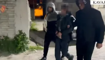 Plagosja më armë në Kavajë/ Arrestohet autori dhe ai që e largoi nga vendngjarja