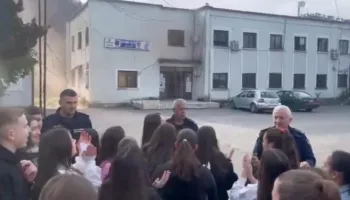 Plagosja me thikë e të miturit, nxënësit protestojnë para Komisariatit të Delvinës: Situatë e përsëritur, nuk ndihemi të sigurt