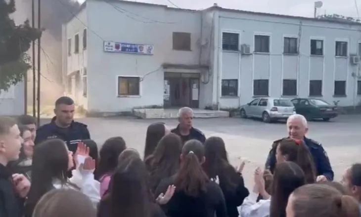 Plagosja me thikë e të miturit, nxënësit protestojnë para Komisariatit të Delvinës: Situatë e përsëritur, nuk ndihemi të sigurt
