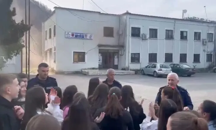 Plagosja me thikë në shkollë, nxënësit protestojnë para komisariatit në Sarandë: Situatë e përsëritur