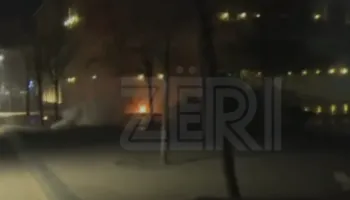 Plas molotovi afër selisë së PS-ës, policia hedh gaz lotsjellës