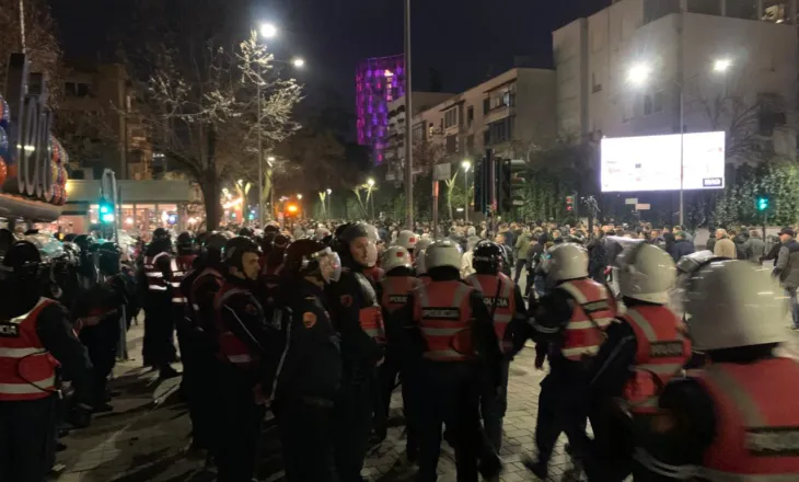 Plas rrëmuja para Kryeministrisë, nis marshimi i turmës në institucione me molotov në duar (VIDEO)