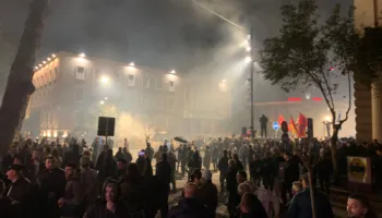 Plas rrëmuja para Kryeministrisë, nis marshimi i turmës në institucione me molotov në duar(VIDEO)