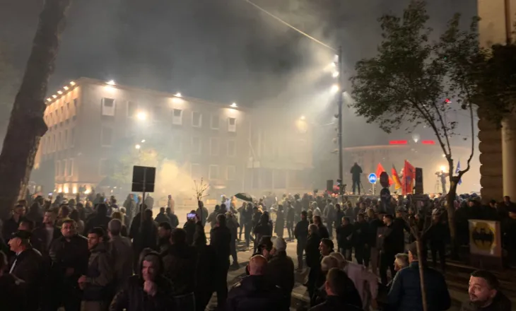 Plas rrëmuja para Kryeministrisë, nis marshimi i turmës në institucione me molotov në duar(VIDEO)