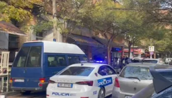 Plas sherri në Bulqizë/ Të rinjtë konfliktohen dhe përfundojnë në komisariat, raportohen tre të plagosur (EMRAT)