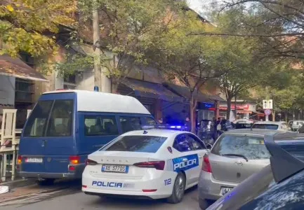 Plas sherri në Bulqizë/ Të rinjtë konfliktohen dhe përfundojnë në komisariat, raportohen tre të plagosur (EMRAT)