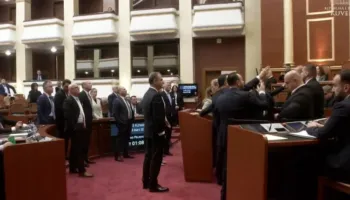 Plas sherri në Kuvend! Berisha dhe deputetët e PD bllokojnë foltoren, ndërhyn garda