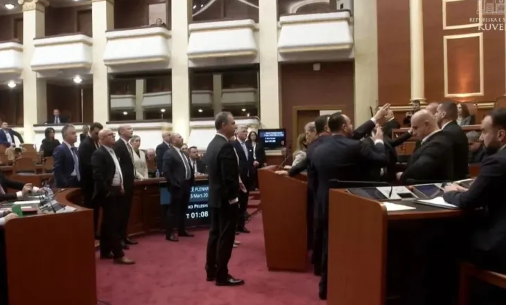 Plas sherri në Kuvend! Berisha dhe deputetët e PD bllokojnë foltoren, ndërhyn garda