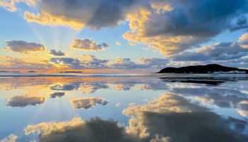 Plazhi që ‘transformohet’ në pasqyrë, fenomeni unik në Japoni që po mahnit botën