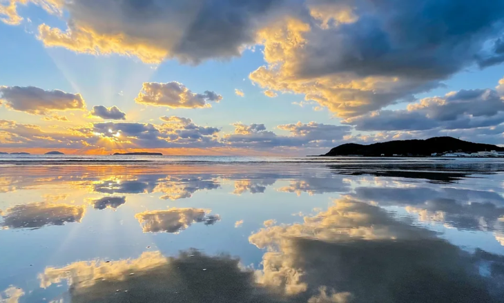 Plazhi që “transformohet” në pasqyrë, fenomeni unik në Japoni që po mahnit botën