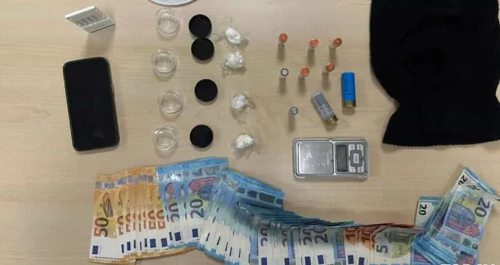 Plumba dhe kokainë/ Shqiptari arrestohet duke bërë ‘biznes’ në mes të qytetit italian, u survejua me kamera…