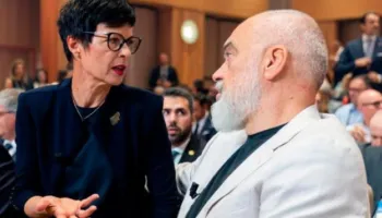 “Po bëjnë show”/ Ish-ministrja e PS paralajmëron: Rama dhe Kos  po devijojnë vëmendjen nga skandalet e tyre