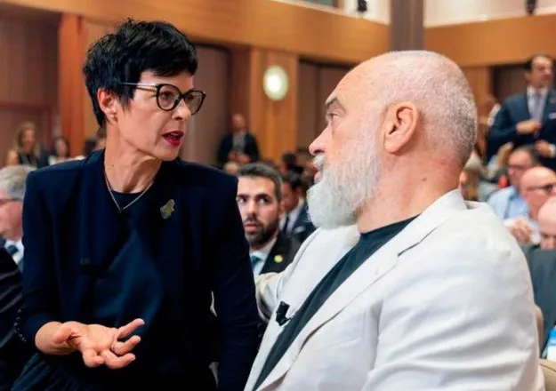 “Po bëjnë show”/ Ish-ministrja e PS paralajmëron: Rama dhe Kos  po devijojnë vëmendjen nga skandalet e tyre