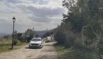 Po bënte foto, 69-vjeçarja rrëzohet nga muri rrethues i Kalasë së Beratit