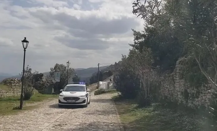 Po bënte foto, 69-vjeçarja rrëzohet nga muri rrethues i Kalasë së Beratit