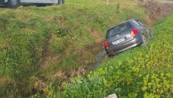 Po drejtonte makinën në gjendje të dehur, shoferi përfundon në kanal