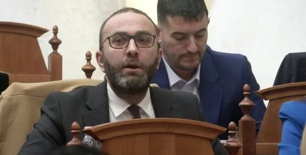 “Po e çoni çështjen në limitet kohore që…”/ Bardhi-Peleshit: Pse s’e përfshitë në rend dite raportin për Ballukun?