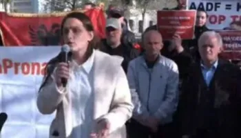 “Po na vjedhin tokën”/ Banorët e Rrjollit, protestë me pankarta në duar përpara Kuvendit: Nuk do ju lejojmë të na…