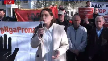 “Po na vjedhin tokën”, banorët e Rrjollit protestë para Kuvendit: Nuk do ju lejojmë të na plaçkitni