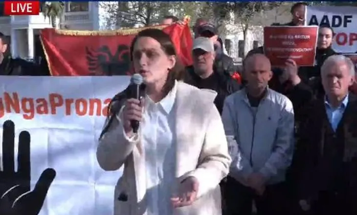 “Po na vjedhin tokën”, banorët e Rrjollit protestë para Kuvendit: Nuk do ju lejojmë të na plaçkitni