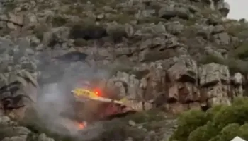 Po përpiqej të shuante zjarrin, rrëzohet helikopteri në Cape Town (VIDEO)