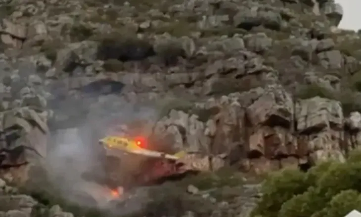 Po përpiqej të shuante zjarrin, rrëzohet helikopteri në Cape Town (VIDEO)