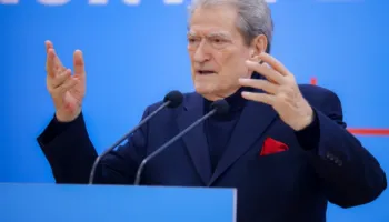 “Po tenton të blejë shtetësi në Serbi”, Sali Berisha akuzon Belinda Ballukun: Qytetari digjital më ka informuar