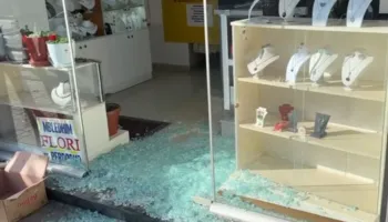 Pogradec/ Tre persona të maskuar tentojnë të grabisin një argjendari, pronari: Më kanë vjedhur biznesin tre herë!