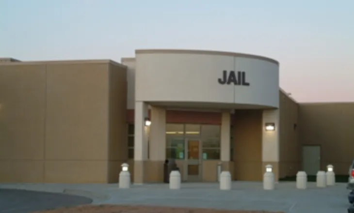 Policët fusin në burg 50-vjeçaren e pafajshme, përdorën inteligjencën artificiale për ta kapur