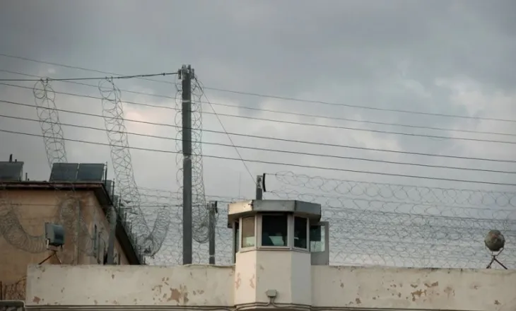 Policia bastis burgun famëkeq të Koridhalosit ku vuajnë shumë shqiptarë, sekuestrohet drogë – Ja çfarë u gjet në qeli