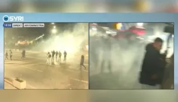 Policia gaz lotsjellës masiv drejt protestuesve, lëndohet kameramani i Syri TV