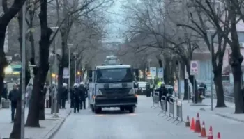 Policia masa për të mbrojtur vilën e ish-diktatorit Enver Hoxha, pranë saj vendoset një autobot me ujë