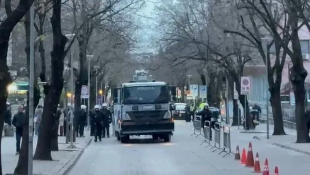 Policia masa për të mbrojtur vilën e ish-diktatorit Enver Hoxha, pranë saj vendoset një autobot me ujë