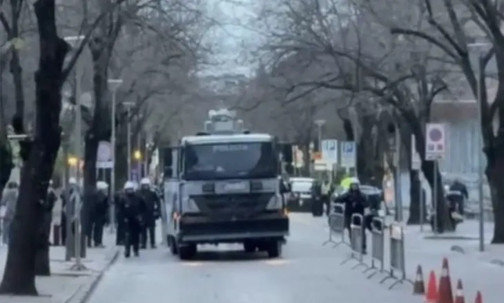 Policia masa për të mbrojtur vilën e ish-diktatorit Enver Hoxha, vendoset një autobot me ujë