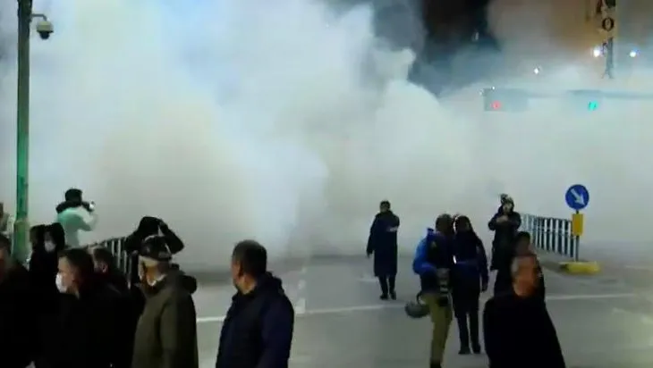 Policia me ujë dhe gaz lotjsellës, protestuesit me molotovë. Rikthehet Berisha