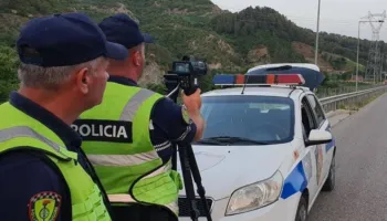 Policia në rrugë me bllok në dorë/  Taksat e Siguracionet në syrin e makinave inteligjente të policisë