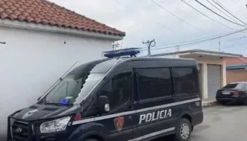 Policia operacion në Kiras! Personi në kërkim qëllon me armë në ajër nga makina dhe arratiset, pranga shoferit