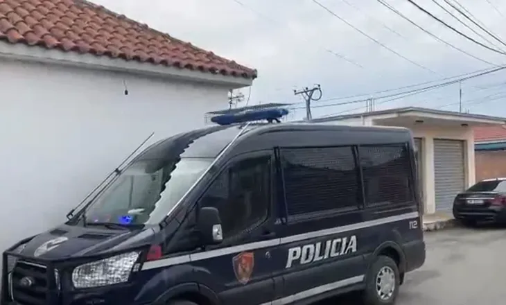 Policia operacion në Kiras! Personi në kërkim qëllon me armë në ajër nga makina dhe arratiset, pranga shoferit
