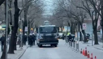 Policia rrethon vilën e Enver Hoxhës para protestës së opozitës