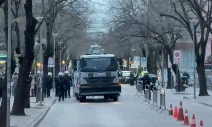 Policia rrethon vilën e Enver Hoxhës para protestës së opozitës