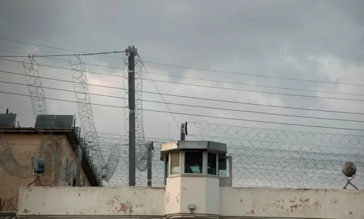 Policia sulmon qelitë e shqiptarëve në Koridhalos, ja çfarë u gjet brenda