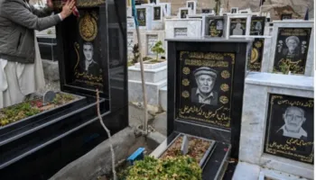 Portrete të gdhendura në gurë varresh i mbajnë gjallë kujtimet në Pakistan