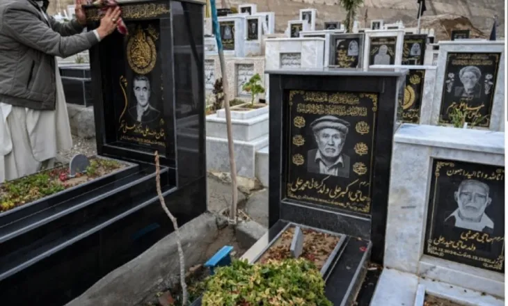 Portrete të gdhendura në gurë varresh i mbajnë gjallë kujtimet në Pakistan