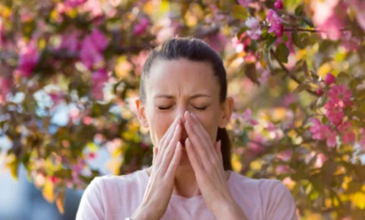 Pranvera po afrohet dhe bashkë me të po vijnë dhe alergjitë, ja si t’i parandalojmë simptomat