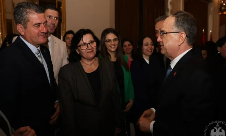 Presidenti Begaj bën bashkë mësuesit shqiptarë nga të gjitha trevat: Jeni garancia se integrimi nuk do të thotë asimilim