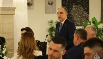 Presidenti Begaj mbledh në tryezën e iftarit gazetarët: Profesioni juaj, një formë e ‘agjërimit të fjalës’