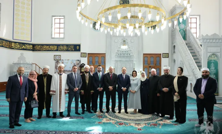 Presidenti feston Fitër Bajramin mes besimtarëve në Golem, uron shqiptarët: Gëzim dhe çdo të mirë